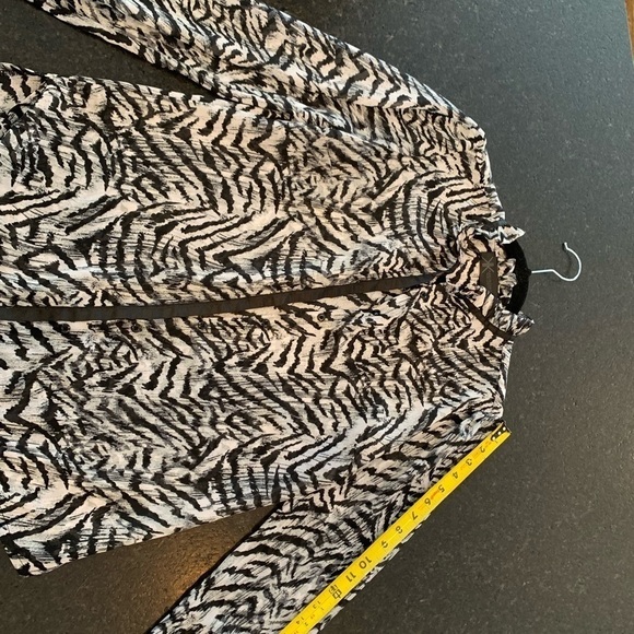 Kim Kardashian blouse - Picture 12 of 13